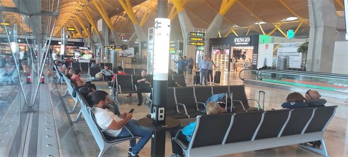 Tótem de recarga en el aeropuerto Adolfo Suárez-Madrid Barajas.