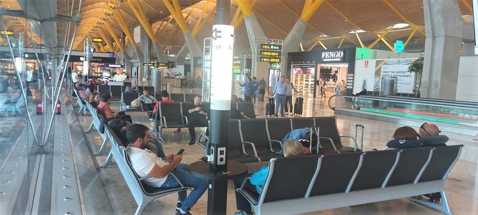 Tótem de recarga en el aeropuerto Adolfo Suárez-Madrid Barajas.