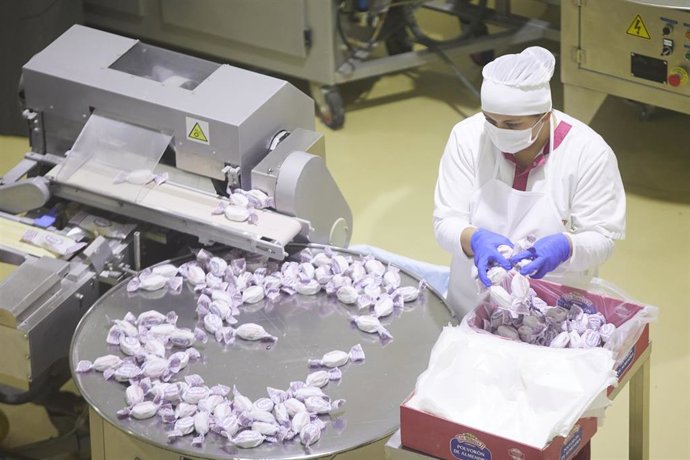 Archivo - Detalle de los operarios de una fábrica. Imagen de archivo.