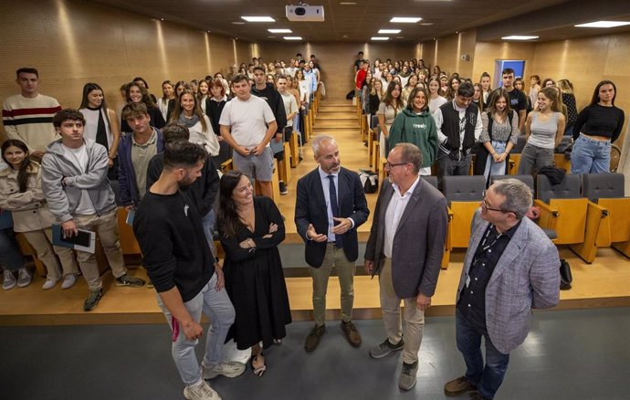 Inauguración del curso de Cesine, con asistencia del consejero de Educación, Sergio Silva (c).