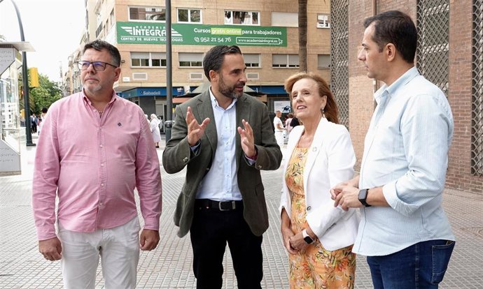 El secretario general del PSOE de Málaga, Dani Pérez (c.), este viernes