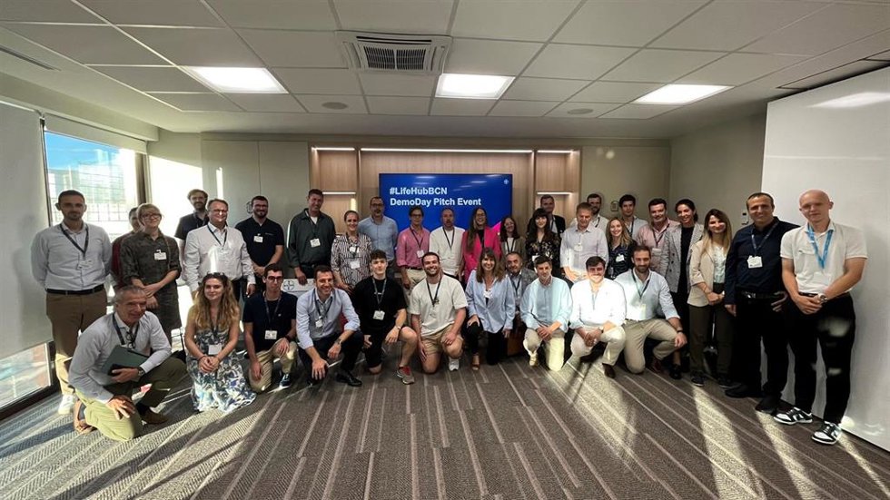 Los participantyes en el LifeHub Barcelona Demo Day organizado por Bayer