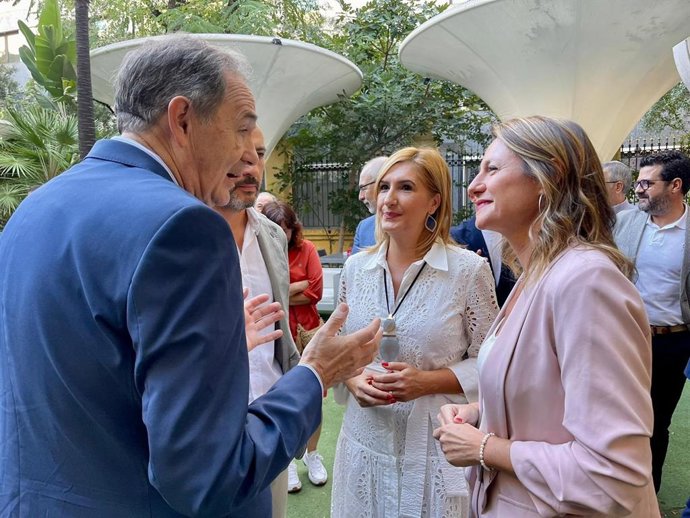 Salomé Pradas junto a la alcaldesa de Castelló, Begoña Carrasco