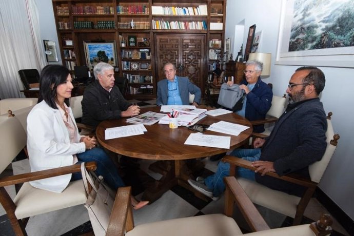 Reunión entre el presidente de la Diputación de Cáceres y representantes de la UEx para impulsar la figura de El Brocense