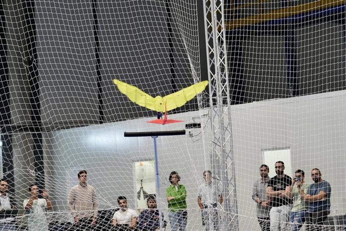 El robot aéreo durante el vuelo. A 22 de septiembre de 2023, en Sevilla (Andalucía, España). 