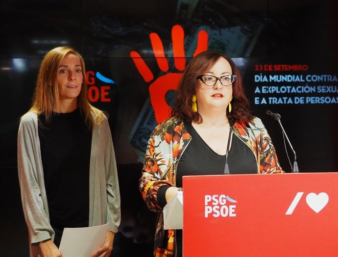 La secretaria de Igualdade del PSdeG, Silvia Fraga, y la portavoz socialista de Igualdade en el Parlamento, Noa Díaz, en rueda de prensa.