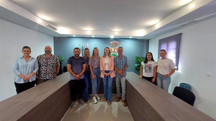 La diputada y vicepresidenta de la Fundación Provincial de Cultura, Vanesa Beltrán, se reúne con el alcalde de Puerto Serrano, Daniel Pérez, y su equipo de Gobierno