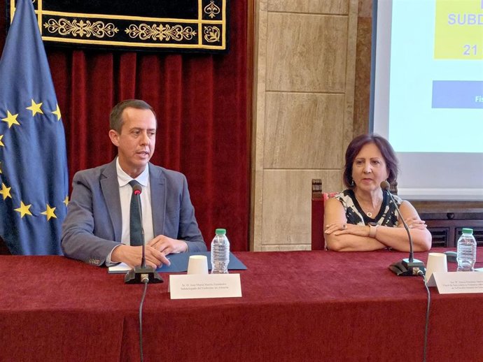 El subdelegado de Gobierno en Almería, José María Martín, y la fiscal de Sala contra la Violencia sobre la Mujer de la Fiscalía General del Estado, Teresa Peramato.