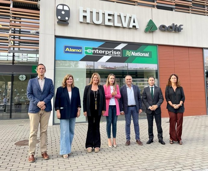 La presidenta del Grupo municipal del PP y alcaldesa de Huelva, Pilar Miranda, y la diputada nacional del Partido Popular Bella Verano, en la estación de trenes junto a otros representantes de la formación y del Ayuntamiento de la capital.