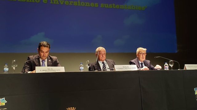 El alcalde de El Espinar, Javier Figueredo (izda); el consejero de Turismo, Gonzalo Santonja, y el presidente de Fecitcal, Francisco Gallego.