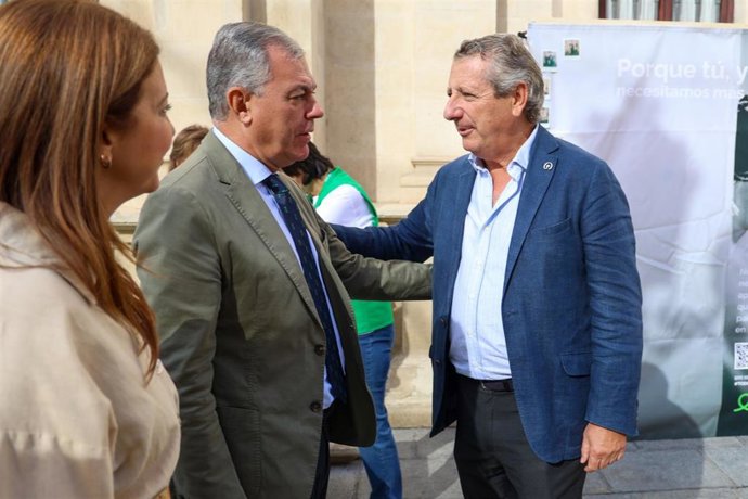 De izquierda a derecha, el alcalde de Sevilla, José Luis Sanz, y el presidente de la AECC, Jesús Maza.