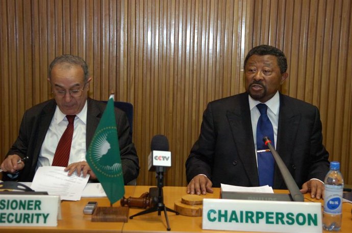 Archivo - El opositor gabonés Jean Ping (derecha), en una fotor de archivo durante su etapa como presidente de la Comisión de la Unión Africana (UA)
