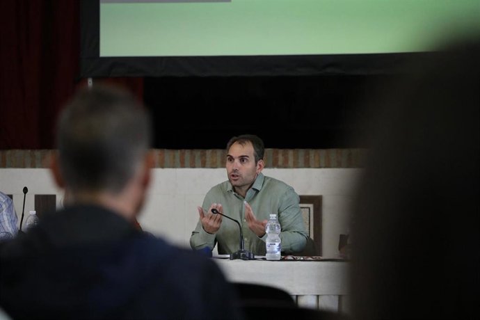 El coordinador de IU Andalucía, Toni Valero, este viernes en Pedrera (Sevilla) durante su intervención en el Foro de Alcaldías de este partido.