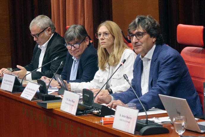 De izquierda a derecha: El director de Catalunya Rdio, Jordi Borda, el de TV3, Sigfrid Gras, la presidenta de la CCMA, Rosa Rom, y el diputado del PSC David Pérez, que preside la Comisión de la CCMA del Parlament