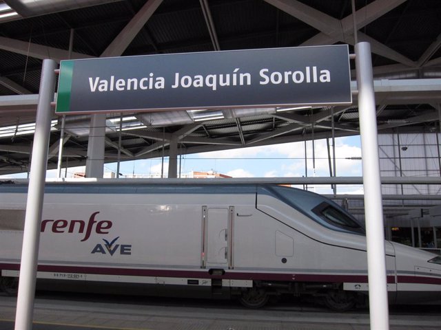 Archivo -  AVE, estació Joaquín Sorolla.