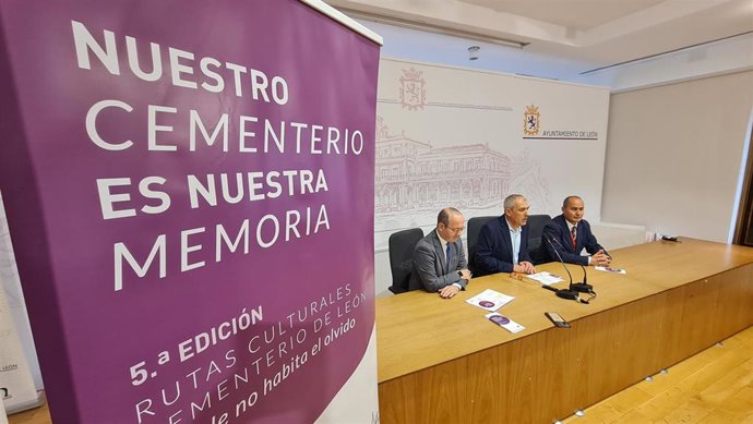 El concejal de Recursos Humanos, Movilidad y Deportes, Vicente Canuria, en el centro, junto con los representantes de Serfunle, en la presentación de las Rutas Culturales Cementerio de León.