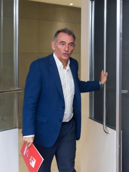 El portavoz parlamentario de IU y diputado del Grupo Plurinacional Sumar, Enrique Santiago, a su llegada a una rueda de prensa para presentar una iniciativa parlamentaria, en el Congreso de los Diputados, a 22 de septiembre de 2023, en Madrid (España). - Gustavo Valiente - Europa Press El portavoz parlamentario de IU y diputado del Grupo Plurinacional Sumar, Enrique Santiago, a su llegada a una rueda de prensa para presentar una iniciativa parlamentaria, en el Congreso de los Diputados, a 22 de septiembre de 2023, en Madrid (España).