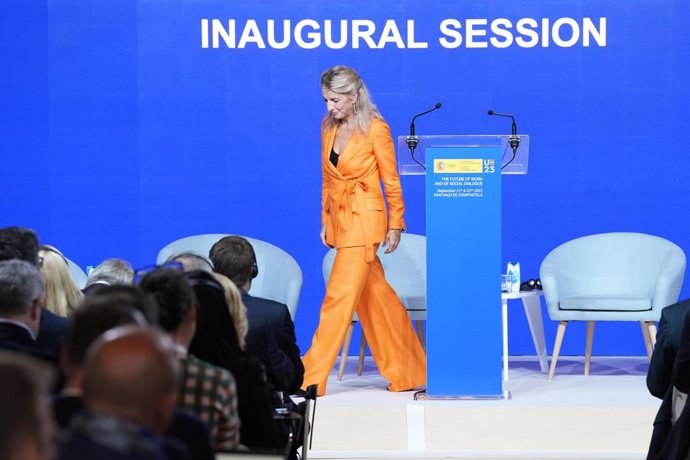 La vicepresidenta segunda y ministra de Trabajos y Asuntos Económicos, Yolanda Díaz, a su llegada para presidir el segundo día del encuentro de Alto Nivel 'El futuro del Trabajo y del Diálogo Social', en el Hostal dos Reis Católicos, a 22 de septiembre 