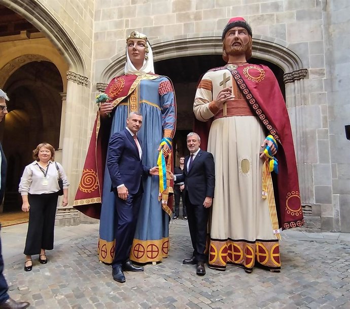 El alcalde de Kiev, Vitali Klitxkó, y el de Barcelona, Jaume Collboni, con los 'gegants' de Kiev.