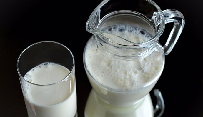 Archivo - Vaso y jarra de leche.