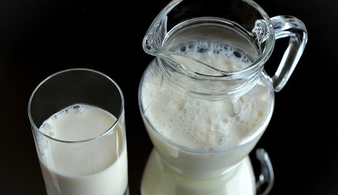 Archivo - Vaso y jarra de leche 