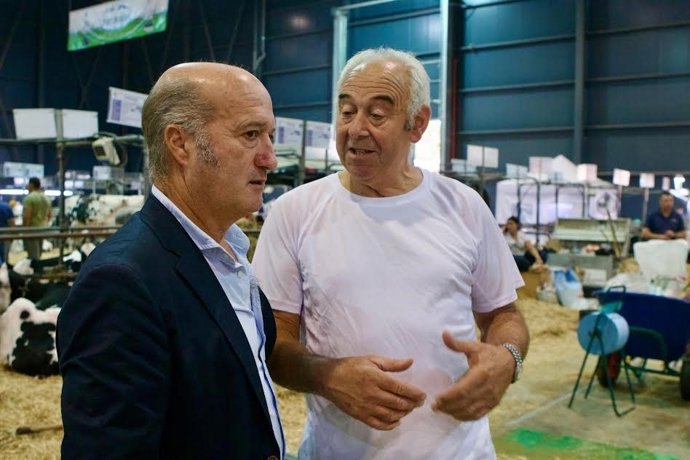 Luis Venta, a la izquierda