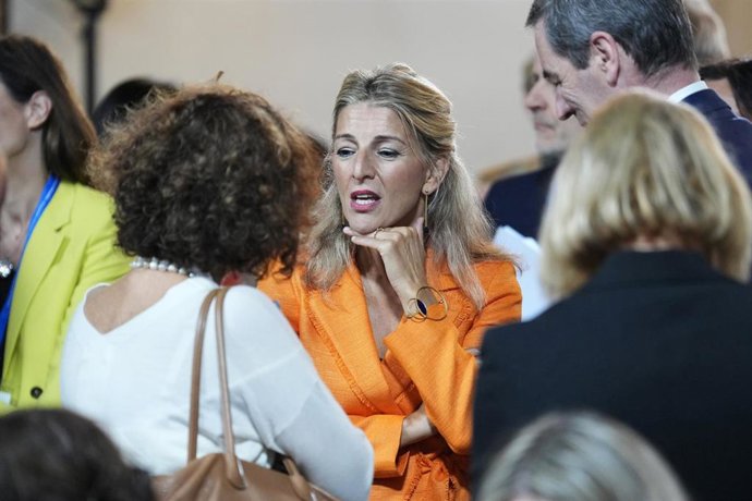 La vicepresidenta segunda y ministra de Trabajos y Asuntos Económicos, Yolanda Díaz, conversa a su llegada al segundo día del encuentro de Alto Nivel 'El futuro del Trabajo y del Diálogo Social', en el Hostal dos Reis Católicos, a 22 de septiembre de 20