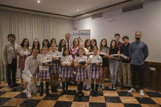 Los equipos ganadores de Consumópolis'18 en Andalucía enseñan a "estar vigilantes" ante los peligros de Internet