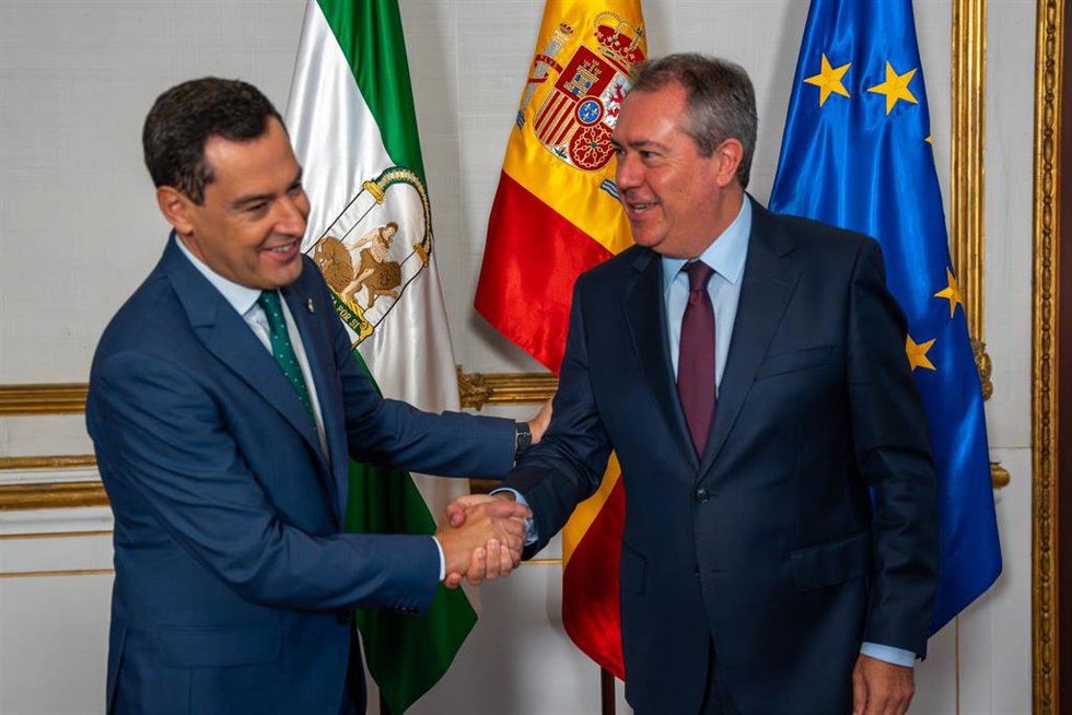 El presidente de la Junta de Andalucía, Juanma Moreno, y el secretario general del PSOE-A, Juan Espadas, en una imagen de 8 de septiembre.