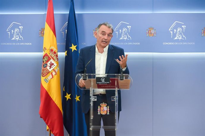 El portavoz parlamentario de IU y diputado del Grupo Plurinacional Sumar, Enrique Santiago, ofrece una rueda de prensa para presentar una iniciativa parlamentaria, en el Congreso de los Diputados, a 22 de septiembre de 2023, en Madrid (España). 