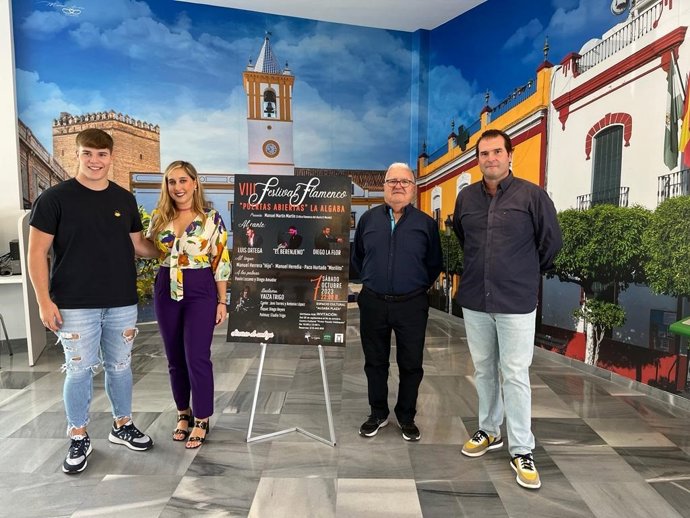 Presentación del VIII Festival Flamenco 'Puertas Abiertas' por parte de la delegada municipal de Cultura, Concha García, y el presidente de la Peña flamenca 'Puertas Abiertas', Pedro L. Ortega.