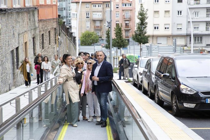 El consejero de Fomento, Ordenación del Territorio y Medio Ambiente, Roberto Media, y la alcaldesa de Santander, Gema Igual, inauguran las rampas mecánicas de la calle Canalejas