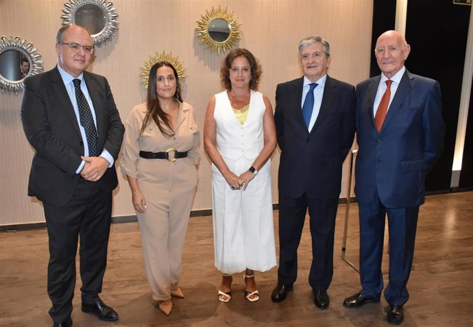 García (centro), antes de su participación en el ciclo de conferencias de 'La Voz de Córdoba-El Debate'.