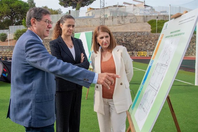 La directora general de Eventos e Instalaciones Deportiva, Isabel Sánchez, junto a la delegada territorial de Turismo, Cultura y Deporte en la provincia, Teresa Herrera, en su visita a la Ciudad Deportiva de Huelva.