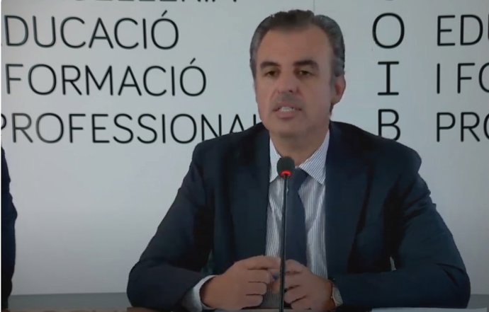 El conseller de Educación, Antoni Vera, en rueda de prensa.