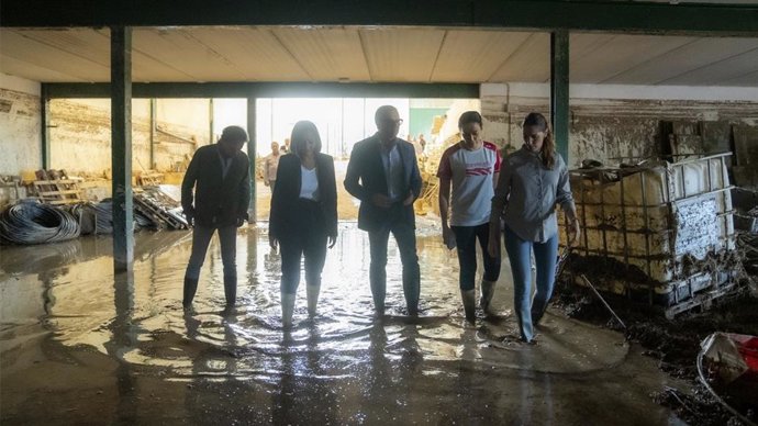 El portavoz parlamentario de Vox, Manuel Gavira, este viernes en su visita a Sierra de Yeguas (Málaga), afectado por inundaciones.