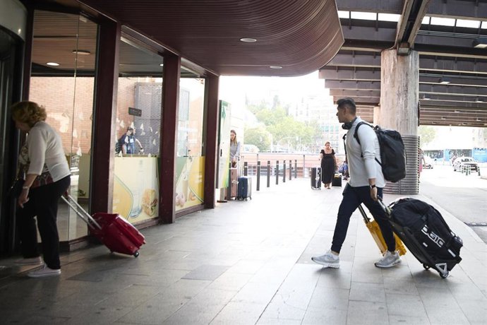 Varias personas con maletas en la estación de Atocha-Almudena Grandes