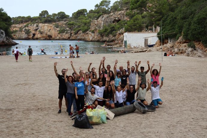 Jornada de limpieza en la playa de Cala Pi (Llucmajor).