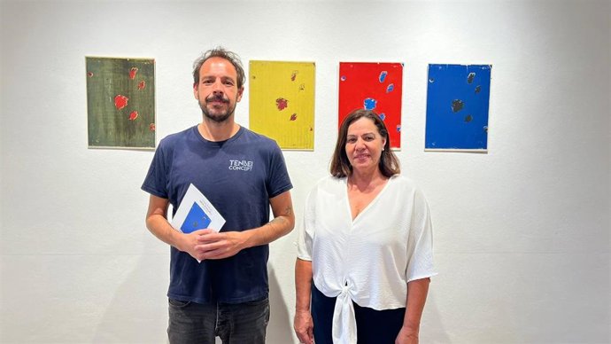 El artista Eduard Novellas, junto a la regidora de Fires i Festes, Antonia Coll.