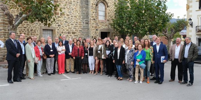 La presidenta de Cantabria, María José Sáenz de Buruaga, y otros consejeros, en el IX encuentro de las Casas de Cantabria.