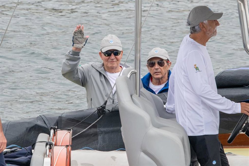 Archivo - El Rey Juan Carlos y Pedro Campos en El Bribón, a 27 de julio de 2023, en Sanxenxo, Pontevedra, Galicia (España). 