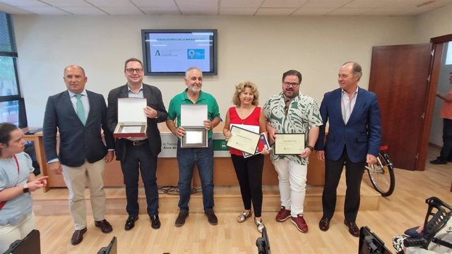Foto de familia tras la entrega de los premios del concurso literario 'Conectando personas' otorgados por el Consorcio de Transporte Metropolitano de Sevilla.