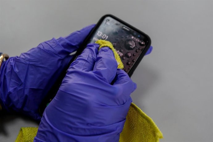 Archivo - Teléfono móvil (imagen de archivo)