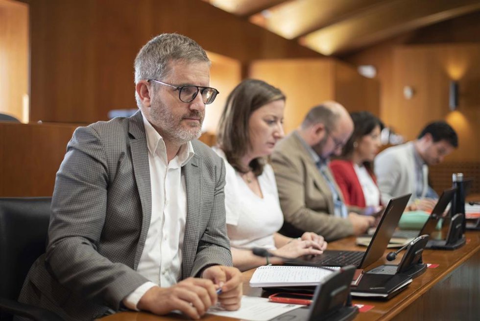 El portavoz socialista de Educación, Ciencia y Universidades, Ignacio Urquizu en las Cortes de Aragón