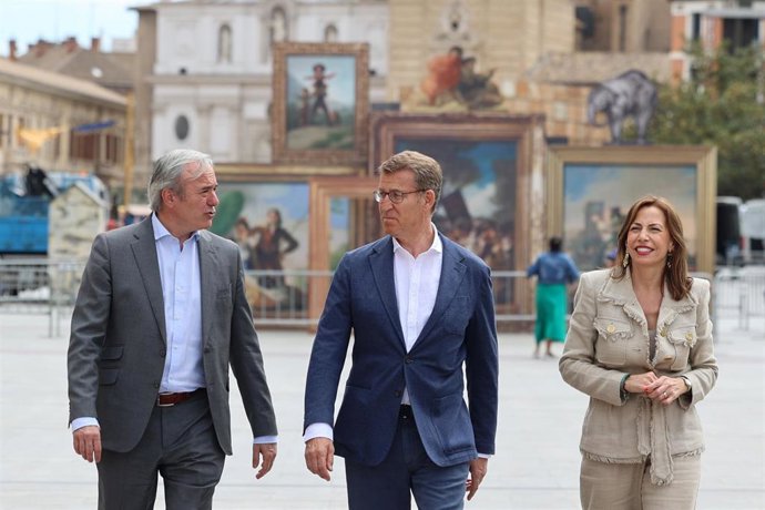 Archivo - (I-D) El alcalde de Zaragoza, Jorge Azcón, el  presidente del Partido Popular, Alberto Núñez Feijóo, y la candidata del PP a la Alcaldía de Zaragoza, Natalia Chueca, llegan a la Plaza del Pilar, a 27 de abril de 2023, en Zaragoza, Aragón (Espa