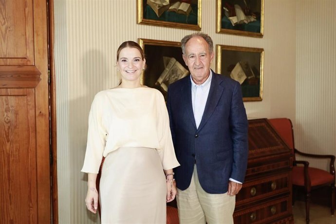 La presidenta del Govern, Marga Prohens, y el presidente de la Autoridad Portuaria de Baleares (APB), Javier Sanz.