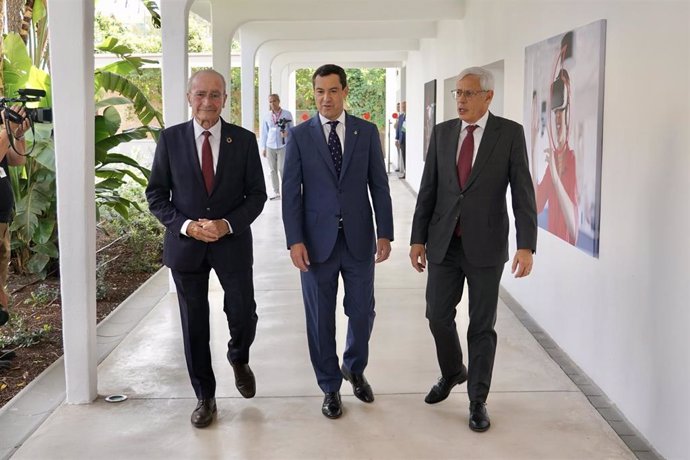 El presidente de la Junta de Andalucía, Juanma Moreno (c); el CEO de Vodafone España, Mario Vaz (d); y el alcalde de Málaga, Francisco de la Torre (i),  en la presentación del Innovation Campus de la compañía.