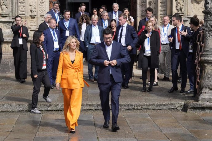 La vicepresidenta segunda y ministra de Trabajos y Asuntos Económicos, Yolanda Díaz y el secretario de Estado de empleo y economía social, Joaquín Pérez Rey, antes de realizarse la foto de familia tras participar en el segundo día del encuentro de Alto 