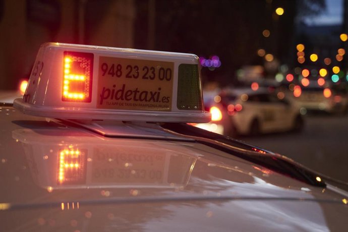 Archivo - Un taxi en Pamplona.