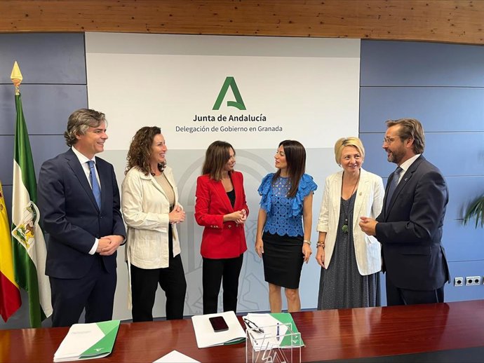 La alcaldesa de Almería y la presidenta de la Autoridad Portuaria se reúnen con la consejera de Fomento de la Junta de Andalucía.